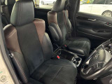運転席の画像です。足元やシートまわりに余裕があり、リラックスした姿勢で運転が可能です。視界も良好で操作系へのアクセスもしやすく、快適で安心感のあるドライブをサポートします。