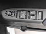 パワーウィンドウのスイッチです。 運転席に居ながら助手席の窓を開け閉めできるので便利ですよ。 ロック機能も付いてるので子供がイタズラして窓を開けるという事もできなくできますよ。