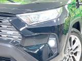【LEDヘッドライト】悪天候や夜間走行時も良好な視界を確保し安心して運転できる高輝度LEDヘッドライトを装備!点灯速度が早く、消費電力も抑えられています。