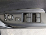 パワーウィンドウのスイッチですよ。 運転席に居ながら窓を開け閉めのコントロールできますよ。 ロック機能で、子供がイタズラして窓を開けるという事も無くなりますよ。