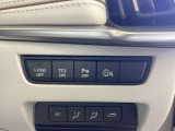 運転席横のスイッチでアイドリングスイッチやパーキングセンサーのON/OFFの切替が可能です。