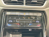 タッチコントロール式2ゾーンフルオートエアコンパネル。運転席、助手席それぞれ独立して温度管理が可能です。花粉やダストを除去するフレッシュエアフィルターも装備され、クリーンな室内環境を保ちます。