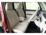 【ベンチシート】広々とした運転席&助手席です。もちろんクリーニング済みですので清潔感があり気持ち良く乗っていただけます。