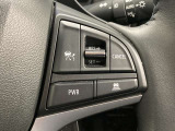 前方の車との車間を設定し、スピードを上げたり緩めたりを自動で行ってくれる追尾式の「レーダークルーズ」。上級装備の一つです!高級車にしかつかない嬉しい機能です。