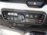 【オートエアコン】温度を設定すれば自動で快適な車内温度を保ちます。エアコン内部の高性能脱臭フィルターで車内のアレルゲンや花粉を除去。