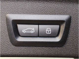 運転中にもオーディオの音量やFMの切り替えなどステアリングでの操作で切り替え可能なため、ステアリングから手を放す必要がない為、運転中でも操作が簡単でございます。