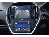 車両後方の映像を車内のディスプレイに表示し、駐車時や後退時の障害物や歩行者の確認を補助します。 広角レンズを採用し、広い範囲を映し出すことができます。