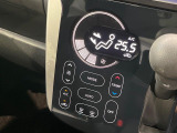 【オートエアコン】一度お好みの温度に設定すれば、車内の温度を検知し風量や温度を自動で調整。暑い&hellip;寒い&hellip;と何度もスイッチ操作をする必要はありません。快適な車内空間には必須の機能ですね♪