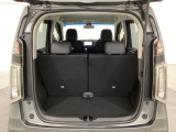 開口部も広く荷物の積み下ろしもしやすいお車となっております。シートを前方にスライドさせれば、さらに荷室を広げられます。また、床下にも収納スペースがあります。