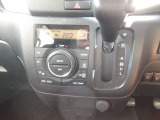 運転席・助手席のどちらからも操作しやすい、オートエアコンです。