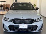 【BMWの伝統-1】BMWの特徴的な&ldquo;キドニーグリル&rdquo;は、80年以上続く伝統の形でございます。変わらないこだわりのデザインが、プレミアムブランド&ldquo;BMW&rdquo;を創り出します。