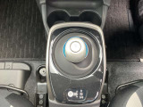 e-POWERは、アクセルを踏むと加速し、緩めると減速しながら発電するため、ペダルの踏みかえ回数が大幅に減り、運転の疲労を軽減します。
