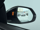 ●アウディサイドアシスト『後方の死角を並走する車両を検知しドアミラーの内側のLEDが点灯。ドライバーに注意を促し事故を未然に防ぐシステムです。』
