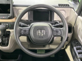 インテリアに合わせたデザインのステアリングは、運転される方のことも考え、運転しやすい形状、大きさです。是非一度、実際に触ってお確かめください。