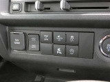 トラクションコントロール装備です。すべりやすい路面での発進時や加速時にタイヤの空転を抑え、駆動力確保に貢献する機能です。詳細は販売店スタッフまでおたずねください。