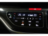 運転席と助手席の温度設定の変更が可能な左右独立タイプのデュアルエアコンです♪♪♪暑がりな人・寒がりな人も誰もが車内を快適にお過ごしいただけます♪♪♪