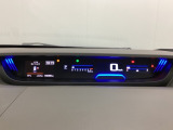 中央にデジタル表示のスピードメーターを配したメーターになっています。左側のインフォメーション画面で燃費などの情報を確認できます。
