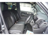 運転席・助手席はベンチシートになっております!運転席と助手席の間をスムーズに移動できます♪