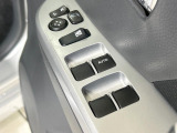 【電動格納ミラー】サイドミラーは電動格納式となっており、狭い駐車場でもキズがつくリスクを抑えられます。