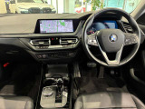 コックピットは、BMWらしくセンター・コンソールがドライバーに向けて傾けられた設計になっています。
