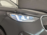 アダプティブLEDヘッドライトはステアリングを切った方向を照らします。