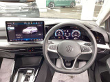 運転者中心に作られた運転席です。
