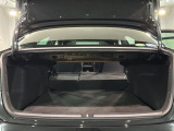 トランクスペースは、リアシートの背もたれを倒せば長モノを入れることも可能ですよ!