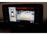 車の前後左右に取り付けられたカメラで、視線やバックモニターでは死角となる前方や真横も確認できます。狭い駐車スペースもスムーズに駐車できます。