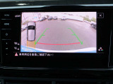 ギアをバックに入れると自動的に車両の後方の映像を映し出します。車庫入れや縦列駐車を行う際に役に立つガイドラインが表示され運転をサポートしてくれます.