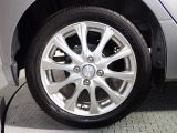 ホイールは車のデザインにマッチした専用タイプです。