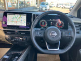 使いやすく安全な操作性と良好な視界を実現した運転席!