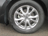標準装備の純正16インチアルミホイール。タイヤサイズは185/60R16です。