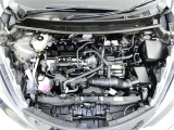 【エンジンルーム】・・・内外装だけでなくこちらもクリーニング済み。 納車までにもう1度しっかり点検いたしますので、安心してお乗りいただけると思います。