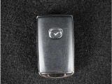 【スマートキー】鍵を持っているボタンを押すだけでエンジン始動。ドアの施錠もボタンを押すだけ。鍵は無くさない様にポケットに入れたまま。