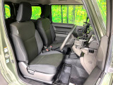 運転席まわりには十分なスペースがあり、大柄な方でもゆったり運転していただける環境です。
