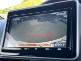 バックモニター装備。画面にて後方の確認が行えるので、バック駐車や車庫入れの際には重宝します。車の運転に慣れない方でも安心のガイドライン表示機能付。