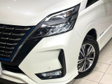 【LEDヘッドライト】悪天候や夜間走行時も良好な視界を確保し安心して運転できる高輝度LEDヘッドライトを装備!点灯速度が早く、消費電力も抑えられています。