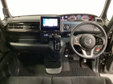車内は光触媒抗菌消臭施工済です。インパネ周りはスタイリッシュなデザインです。グローブボックスやカップホルダーのほかにトレーなどたくさんの収納スペースが付いています。