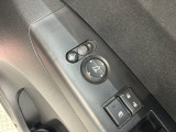 狭い駐車場で便利な電動格納ドアミラーが付いています。