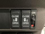 【両側パワースライドドア】両側がパワースライドドアになっており、運転席のスイッチやスマートキーでも開閉が可能です!開口部も広いので乗り降りも楽々♪