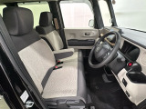 座面も厚みがあり背もたれも高く、広い足元にゆったり座れるシートです。運転席と助手席の間が空いている為、助手席側への移動がスムーズです。交通量の多い道でも助手席側から乗り降りができます。