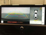 【パノラミックビューモニター(床下透過表示機能付)】クルマを上から見たような画像をディスプレイに表示し、運転席から確認しにくい箇所も確認できます。車両直下及びタイヤ付近のアンダーフロアの確認も可能です
