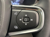 【ステアリングスイッチ】運転中、前方から目線をそらさずにオーディオ等の操作ができるよう、適切に配置されたスイッチ類。安心&快適なドライブを演出してくれる便利な機能です。