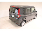 後部座席とリヤはプライバシーガラスになっています。座っている人や置いてある荷物が見えにくくなっているのでプライバシーの確保が出来ます。