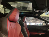 開放感のあるパノラマルーフ付きのお車です。