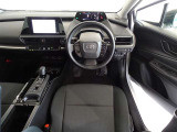 革巻きステアリングで快適な操作性の運転席です。