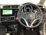 【ハンドル】運転にかかわる様々な操作を安全に行えるように視点移動が少なく操作性に配慮されたスイッチ類が凝縮されたコックピットです。