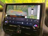 【パノラミックビューモニター】専用のカメラにより、上から見下ろしたような視点で360度クルマの周囲を確認することができます☆死角部分も確認しやすく、狭い場所での切り返しや駐車もスムーズに行えます。