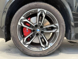 BMWの純正アロイホイールは軽量かつ強度にも優れているホイールで走行性能を引き上げる設計になっております。足元にもBMWは妥協がなくこだわっている個所になります。