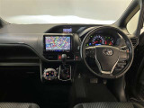 運転席周りのレイアウトをご覧ください。ナビゲーションが綺麗に装着されすっきり収まってますね!